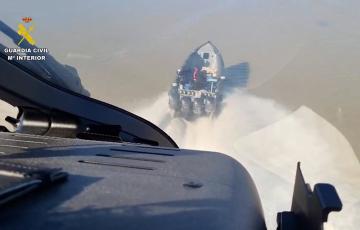 Imagen captada de la persecución por mar desde el helicoptero de la Benemérita 