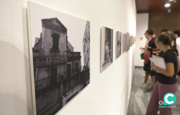 Visitantes disfrutan de la exposición de María Alcantarilla en la sede del Colegio Oficial de Arquitectos de Cádiz. 