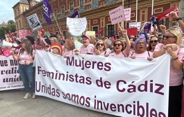 El colectivo de Mujeres Feministas de Cádiz, en la concentración realizada este domingo ante San Telmo. 