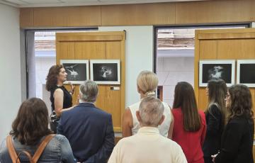 La autora explica algunas de sus creaciones a los asistentes durante el primer día