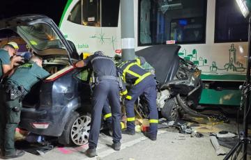 El Trambahía arrolla un vehículo que invadió la vía en Chiclana.