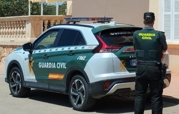 Coche y agente de la Guardia Civil.