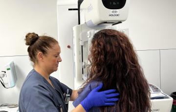 Una doctora realiza una mamografía en una imagen de archivo