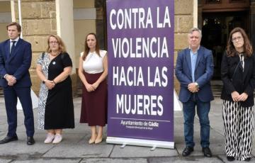 Momento del respetuoso acto en la plaza de San Juan de Dios 