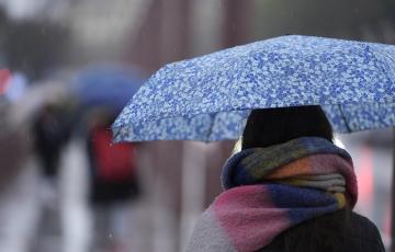 Una persona se protege de la lluvia con un paraguas