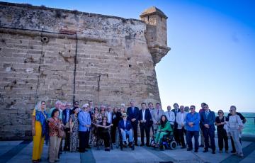 Autoridades e invitados tras la breve ceremonia junto a las murallas de San Carlos