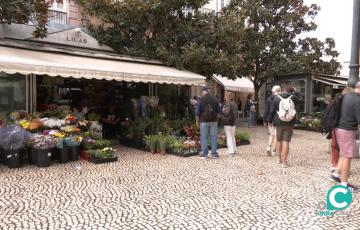 Visitantes en la Plaza de las Flores de la ciudad. 