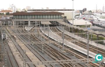 Imagen de railes a la entrada de la estación de Cádiz
