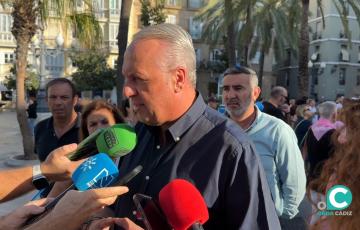 El secretario general del PSOE de Cádiz, Ruiz Boix, atendiendo a los medios durante la manifestación.