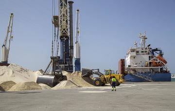 Trabajos de carga de mercancía en el Puerto de Cádiz.
