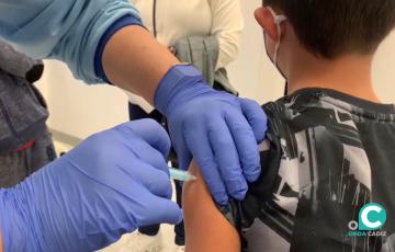 Un menor se vacuna contra la gripe en un centro de salud de la capital gaditana. 