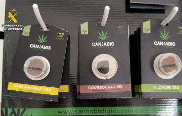 Cannabis expuesto a la venta en un CBD shop de la provincia de Cádiz.