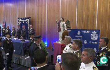 Momento de la ofrenda floral al Patrón en el acto institucional de este miércoles