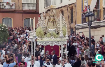 Un gran gentío arropó a la Alcaldesa Perpetua durante todo su trayecto en una tarde soleada y primaveral