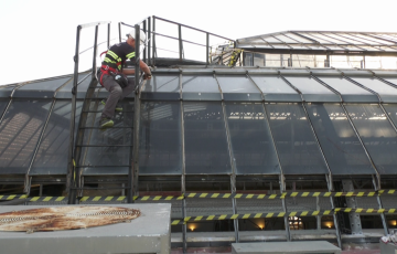 Operario trabajando en la parte superior del edificio