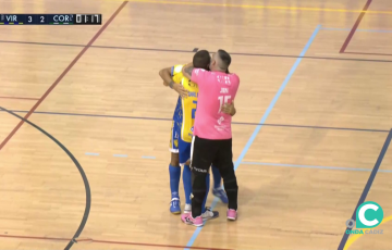 Abrazos locales tras la consecución de uno de los tantos durante el encuentro