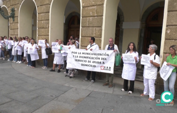 Empleados de Óbolo en la plaza de San Juan de Dios esta mañana