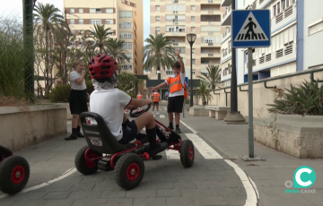 Los más pequeños aprenden de forma divertida en la zona exterior de la Jefatura de la Policía Local