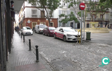 Automovil por una calle del centro de la capital gaditana