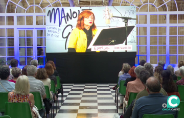 Pantalla en el patio de la institución previo a la proyección