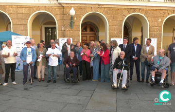 Un momento del acto ante el Ayuntamiento con la presencia de autoridades y miembros de la entidad