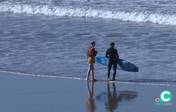 Dos personas en la orilla de la playa de Santa María del Mar