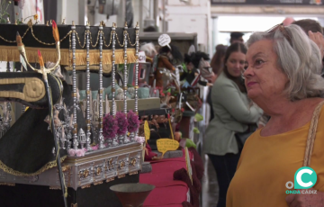 Una mujer observa con atención uno de los exornos en uno de los mostradores del Central