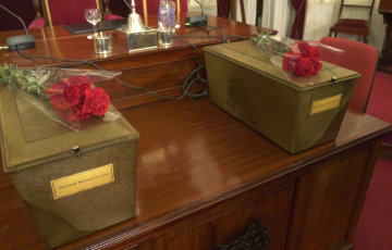 Urnas dispuestas en el acto institucional celebrado este miercoles