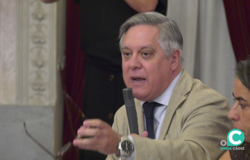 Óscar Torres durante la intervención en un pleno muncipal