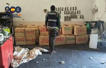 Un agente en la finca con la mercancia requisada