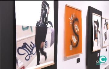 La muestra contiene 22 collage convirtiendo la sala expositiva en un túnel de metro