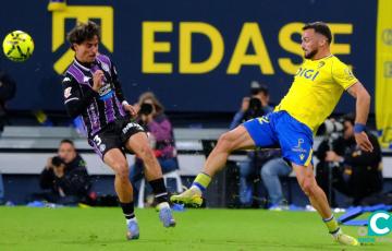 Iuri Tabatadze en una acción con Bueno (Foto: LaLiga)