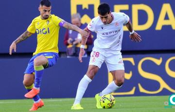 Suso en una acción del encuentro con Ojeda (Foto: La Liga)
