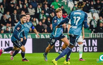 De la Rosa celebra el primer tanto del conjunto cadista (Foto: LaLiga)