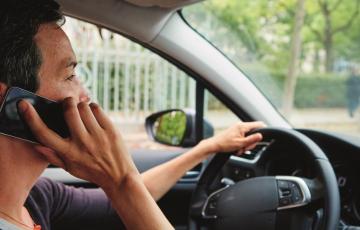 La Policía Local ha iniciado una campaña contra el uso del teléfono móvil durante la conducción