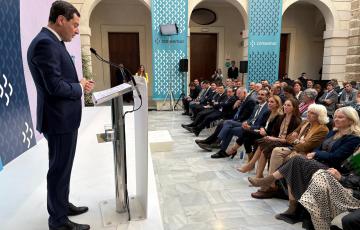 El presidente de la Junta de Andalucía se ha reunido con el comisario europeo de Pesca y Océanos, Costas Kadis.