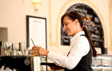 Camarera en una cafetería