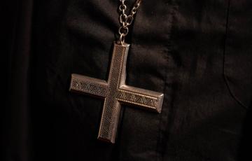 Cruz pectoral de un obispo en una imagen de archivo