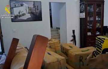 Interior de la vivienda con el material y la mercancia incautada