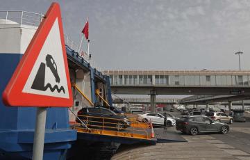 Numerosos vehículos desembarcan en una imagen de archivo