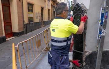 A partir de este lunes se van a reponer los guardacantones en calles del casco histórico de Cádiz. 