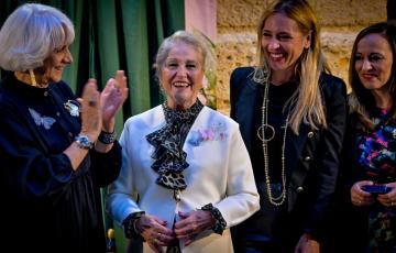 La homenajeada muestra su alegría con el reconocimiento