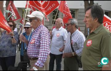 Imagen de una protesta de los pensionistas  frente ala delegación de la Junta en Cádiz 
