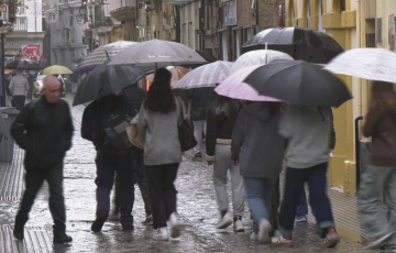 Los paraguas volverán a verse en las próximas horas en las calles gaditanas