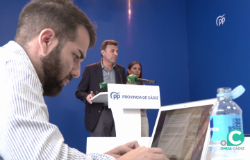 El presidente del PP gaditano durante su intervención en la rueda de prensa de este miércoles