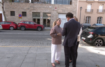 Las parlamentarias este miércoles frente al centro de formación en la capital gaditana