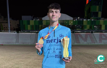 El joven deportista luce su medalla obtenida en Madrid