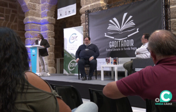 Ambos autores durante sus intervenciones en la cita