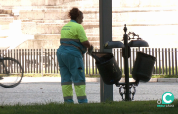 Operaria en uno de los jardines de la capital gaditana