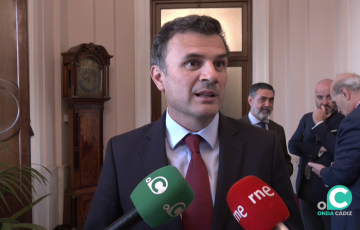 El regidor gaditano responde ante los medios este martes en el Ayuntamiento